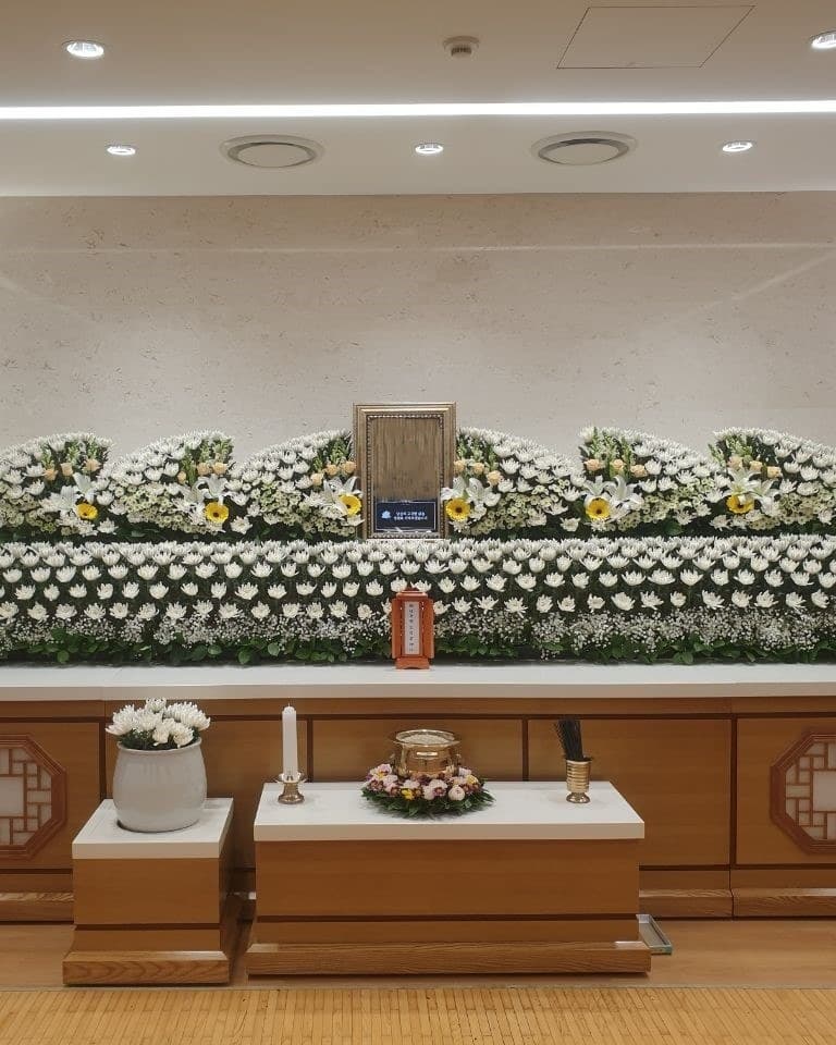 삼고상조가 준비한 장례식장 빈소의 제단과 국화 장식