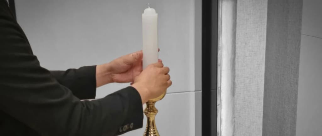 삼고상조 장례지도사가 빈소 제단에 초를 올리고 있는 모습