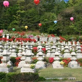 파주추모공원 봉안당에 늘어선 야외 봉안탑